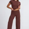 Pantaloni a vita media e gamba larga Nour Tall in color cioccolato Pantaloni a vita media e gamba larga Nour Tall in color cioccolato