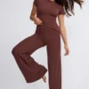 Pantaloni a vita media e gamba larga Nour Tall in color cioccolato Pantaloni a vita media e gamba larga Nour Tall in color cioccolato