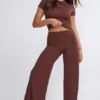 Pantaloni a vita media e gamba larga Nour Tall in color cioccolato Pantaloni a vita media e gamba larga Nour Tall in color cioccolato