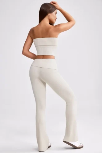 Pantaloni a zampa con risvolto in maglia grossa color crema
