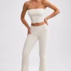 Pantaloni a zampa con risvolto in maglia grossa color crema Pantaloni a zampa con risvolto in maglia grossa color crema