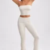 Pantaloni a zampa con risvolto in maglia grossa color crema Pantaloni a zampa con risvolto in maglia grossa color crema