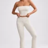 Pantaloni a zampa con risvolto in maglia grossa color crema Pantaloni a zampa con risvolto in maglia grossa color crema