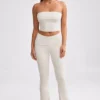 Pantaloni a zampa con risvolto in maglia grossa color crema Pantaloni a zampa con risvolto in maglia grossa color crema