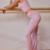 Pantaloni a zampa con risvolto, modello alto, in rosa tenue Pantaloni a zampa con risvolto, modello alto, in rosa tenue