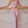 Pantaloni a zampa con risvolto, modello alto, in rosa tenue Pantaloni a zampa con risvolto, modello alto, in rosa tenue