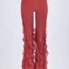 Pantaloni a zampa con vita media e volant Felicity con stampa rossa Pantaloni a zampa con vita media e volant Felicity con stampa rossa