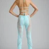 Pantaloni a zampa di elefante a vita media con decorazioni Stevie in blu ghiaccio Pantaloni a zampa di elefante a vita media con decorazioni Stevie in blu ghiaccio