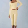 Pantaloni capri a vita media in maglia Selene in giallo burro Pantaloni capri a vita media in maglia Selene in giallo burro