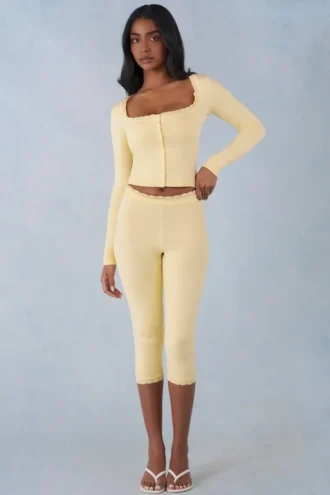 Pantaloni capri a vita media in maglia Selene in giallo burro Pantaloni capri a vita media in maglia Selene in giallo burro