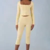Pantaloni capri a vita media in maglia Selene in giallo burro Pantaloni capri a vita media in maglia Selene in giallo burro