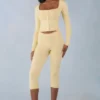 Pantaloni capri a vita media in maglia Selene in giallo burro Pantaloni capri a vita media in maglia Selene in giallo burro