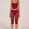 Pantaloni capri con pizzo Annalisa in rosso ciliegia Pantaloni capri con pizzo Annalisa in rosso ciliegia