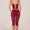 Pantaloni capri con pizzo Annalisa in rosso ciliegia Pantaloni capri con pizzo Annalisa in rosso ciliegia