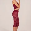 Pantaloni capri con pizzo Annalisa in rosso ciliegia Pantaloni capri con pizzo Annalisa in rosso ciliegia