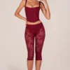 Pantaloni capri con pizzo Annalisa in rosso ciliegia Pantaloni capri con pizzo Annalisa in rosso ciliegia