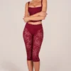 Pantaloni capri con pizzo Annalisa in rosso ciliegia Pantaloni capri con pizzo Annalisa in rosso ciliegia