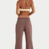 Pantaloni da jogging a gamba larga in jersey spazzolato color cacao Pantaloni da jogging a gamba larga in jersey spazzolato color cacao