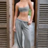 Pantaloni da jogging a vita bassa e gamba larga in cotone testurizzato con bottoni, colore grigio scuro Pantaloni da jogging a vita bassa e gamba larga in cotone testurizzato con bottoni, colore grigio scuro