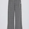 Pantaloni da jogging a vita bassa e gamba larga in cotone testurizzato con bottoni, colore grigio scuro Pantaloni da jogging a vita bassa e gamba larga in cotone testurizzato con bottoni, colore grigio scuro