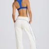 Pantaloni da jogging a vita media e gamba dritta in bianco Pantaloni da jogging a vita media e gamba dritta in bianco