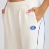 Pantaloni da jogging a vita media e gamba dritta in bianco Pantaloni da jogging a vita media e gamba dritta in bianco