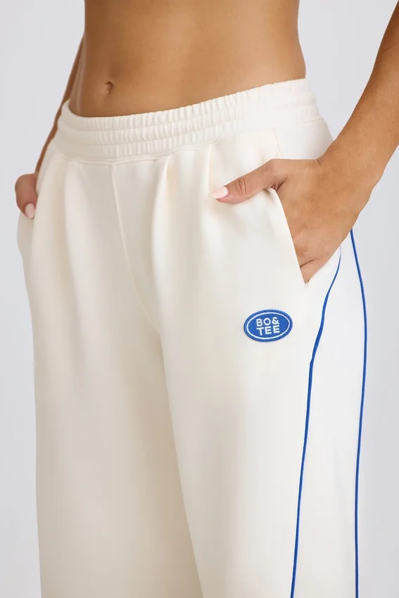 Pantaloni da jogging a vita media e gamba dritta in bianco Pantaloni da jogging a vita media e gamba dritta in bianco