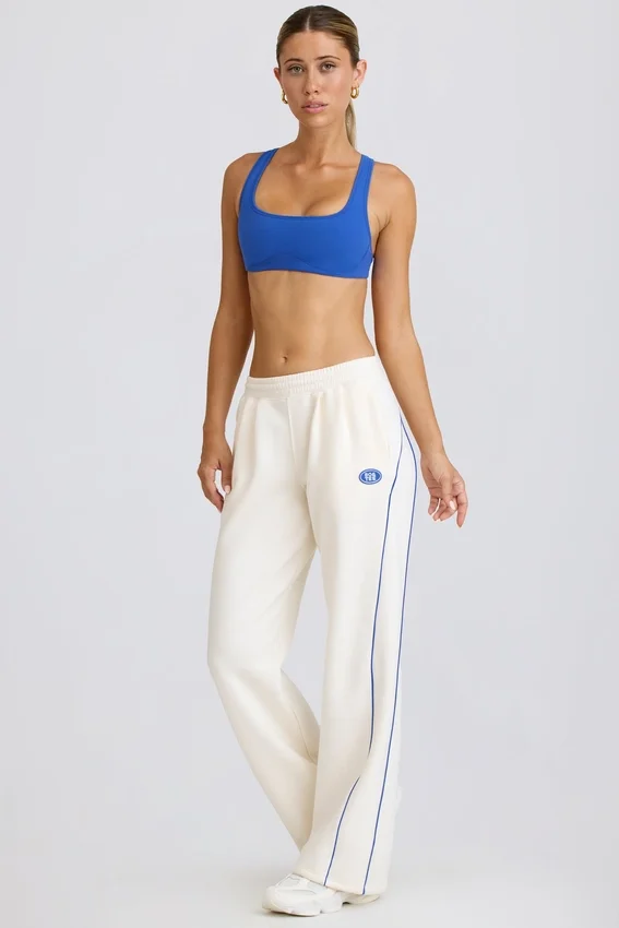 Pantaloni da jogging a vita media e gamba dritta in bianco Pantaloni da jogging a vita media e gamba dritta in bianco