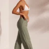 Pantaloni da spiaggia con texture increspata in verde chiaro Pantaloni da spiaggia con texture increspata in verde chiaro
