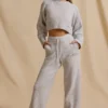 Pantaloni jogger a vita media e gamba larga in maglia a coste color ghiaccio melange Pantaloni jogger a vita media e gamba larga in maglia a coste color ghiaccio melange