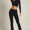 Pantaloni svasati a vita media con drappeggio asimmetrico Mairead in nero Pantaloni svasati a vita media con drappeggio asimmetrico Mairead in nero