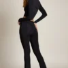 Pantaloni svasati a vita media con drappeggio asimmetrico Mairead in nero Pantaloni svasati a vita media con drappeggio asimmetrico Mairead in nero