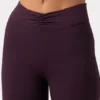 Pantaloni svasati con arricciature Soft Active in color prugna Pantaloni svasati con arricciature Soft Active in color prugna