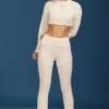 Pantaloni svasati con risvolto in maglia a trecce color crema Pantaloni svasati con risvolto in maglia a trecce color crema