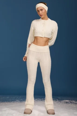 Pantaloni svasati con risvolto in maglia a trecce color crema