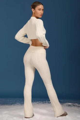 Pantaloni svasati con risvolto in maglia a trecce color crema