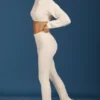 Pantaloni svasati con risvolto in maglia a trecce color crema Pantaloni svasati con risvolto in maglia a trecce color crema