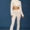 Pantaloni svasati con risvolto in maglia a trecce color crema Pantaloni svasati con risvolto in maglia a trecce color crema