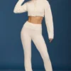 Pantaloni svasati con risvolto in maglia a trecce color crema Pantaloni svasati con risvolto in maglia a trecce color crema