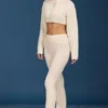 Pantaloni svasati con risvolto in maglia a trecce color crema Pantaloni svasati con risvolto in maglia a trecce color crema