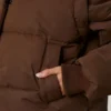 Piumino corto con maniche staccabili in marrone cacao Piumino corto con maniche staccabili in marrone cacao