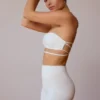 Reggiseno a fascia con incrocio sulla schiena in bianco tenue Reggiseno a fascia con incrocio sulla schiena in bianco tenue