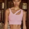 Reggiseno sportivo asimmetrico senza cuciture in morbida maglia a costine, colore rosa cipria Reggiseno sportivo asimmetrico senza cuciture in morbida maglia a costine, colore rosa cipria