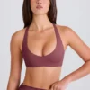 Reggiseno sportivo con scollo a V e spalline incrociate in Acai Reggiseno sportivo con scollo a V e spalline incrociate in Acai