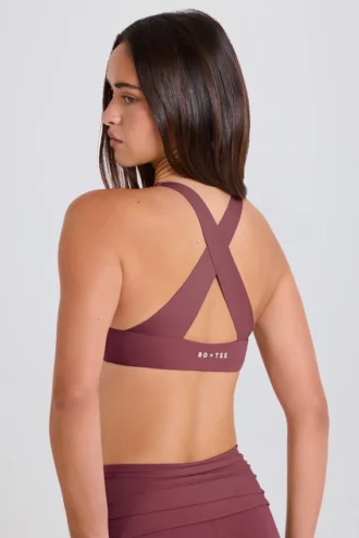 Reggiseno sportivo con scollo a V e spalline incrociate in Acai Reggiseno sportivo con scollo a V e spalline incrociate in Acai
