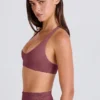 Reggiseno sportivo con scollo a V e spalline incrociate in Acai Reggiseno sportivo con scollo a V e spalline incrociate in Acai
