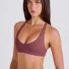 Reggiseno sportivo con scollo a V e spalline incrociate in Acai Reggiseno sportivo con scollo a V e spalline incrociate in Acai