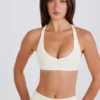 Reggiseno sportivo con scollo a V e spalline incrociate in crema Reggiseno sportivo con scollo a V e spalline incrociate in crema