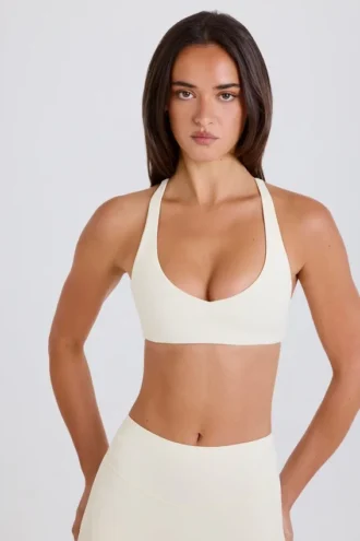 Reggiseno sportivo con scollo a V e spalline incrociate in crema Reggiseno sportivo con scollo a V e spalline incrociate in crema