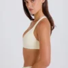 Reggiseno sportivo con scollo a V e spalline incrociate in crema Reggiseno sportivo con scollo a V e spalline incrociate in crema
